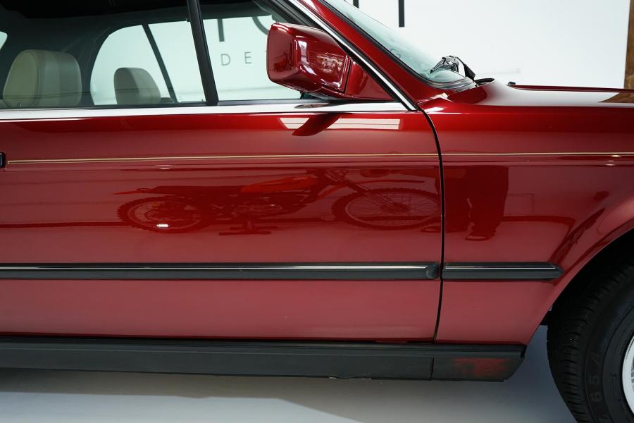 Детали экстерьера BMW 325i Convertible (Calypso Red) 1990 года  (фото 47 из 190)
